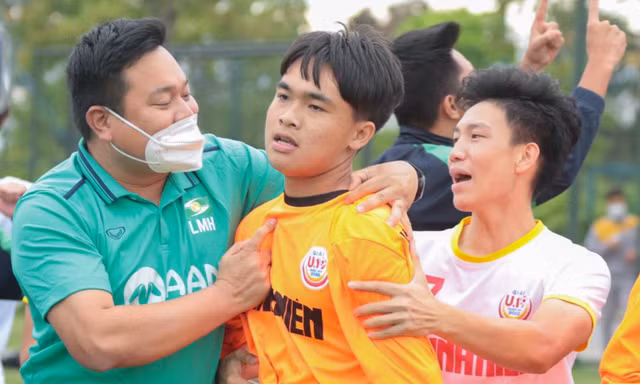 Thủ môn U19 SLNA cản phá 4 quả 11m, đưa đội nhà vào bán kết