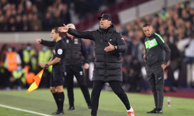 HLV Klopp bức xúc trọng tài, 'nổi điên' với phóng viên: 'Tôi không phải con chó'