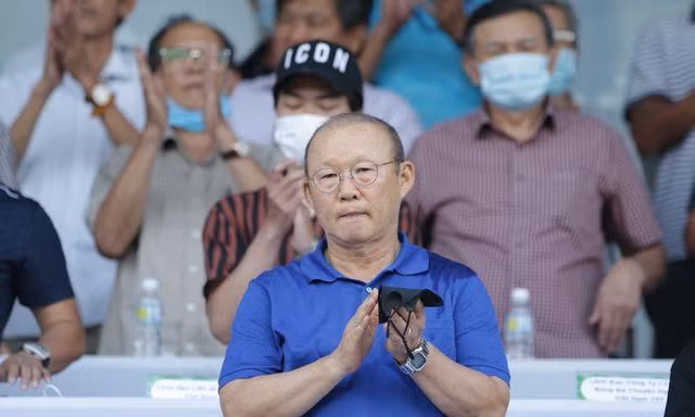 Thầy Park bay vào Bình Định để 'đãi cát tìm vàng' cho bóng đá Việt Nam