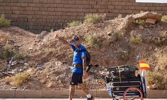 Đi bộ từ Tây Ban Nha đến Qatar xem World Cup, một CĐV mất tích bí ẩn 