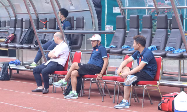 HLV Đinh Thế Nam: U19 Việt Nam không vượt qua được vấn đề tâm lý 