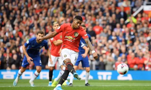 MU và Liverpool, đội nào được hưởng nhiều quả penalty hơn? 
