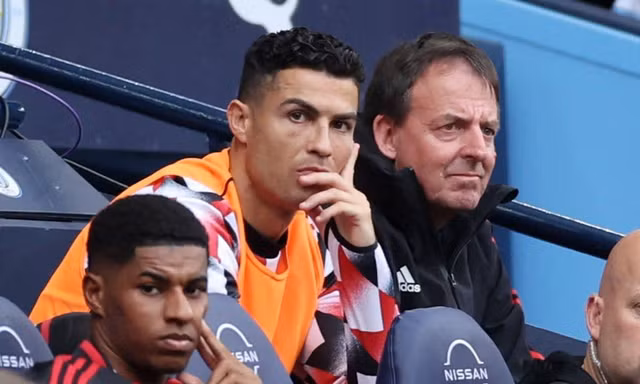 HLV MU cho Ronaldo dự bị vì không muốn cầu thủ này chịu nhục? 
