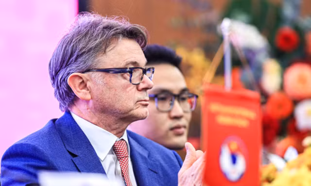 HLV Troussier trong lễ ký kết hợp đồng với VFF ngày 27/2. Ảnh: Trọng Tài