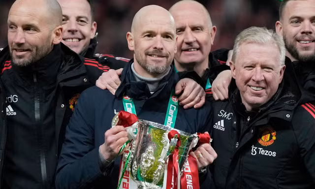 Vì sao HLV Ten Hag không cho cầu thủ MU ăn mừng sau chức vô địch Carabao Cup? 