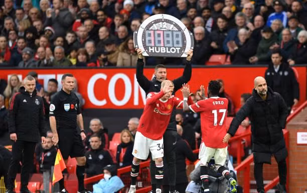 Vì sao mà MU được hưởng 4 quyền thay người trong trận derby Manchester?