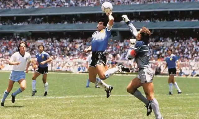 Quả bóng 'Bàn tay Chúa' của Maradona sẽ được bán với giá 68 tỷ đồng 