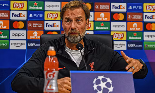 HLV Liverpool nổi điên với phóng viên vì câu hỏi vô duyên trước trận gặp Napoli 