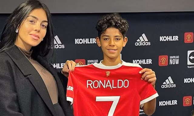 Con trai Ronaldo chính thức khoác áo đội trẻ MU, mang áo số 7 huyền thoại