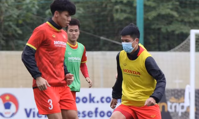Bùi Tiến Dũng bất ngờ phải đeo khẩu trang trong buổi tập của ĐT Việt Nam
