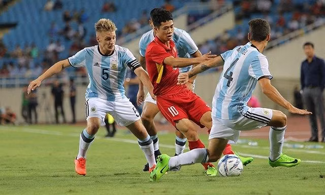 Nhà vô địch Copa America 2021 từng đối đầu với Công Phượng trên sân Mỹ Đình