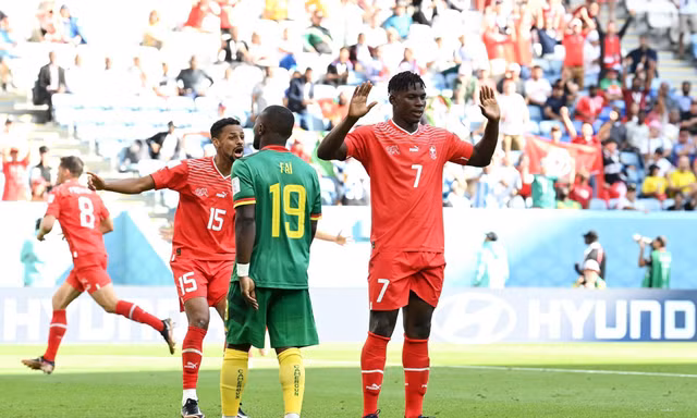 Vì sao tiền đạo Thụy Sĩ không ăn mừng sau khi sút tung lưới Cameroon? 