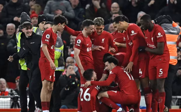 Robertson bị chấn thương vì CĐV Liverpool lao vào ăn mừng, HLV Klopp nổi điên 
