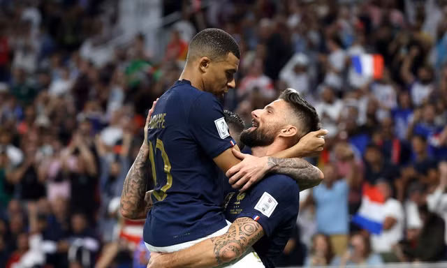 Cái ôm tình cảm của Mbappe và sự thừa nhận mà Giroud xứng đáng có 