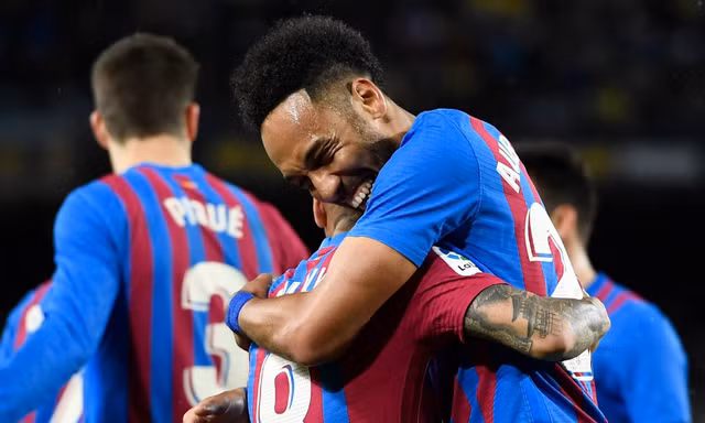Aubameyang hồi sinh, san bằng kỷ lục của 'Rô béo' ở Barcelona