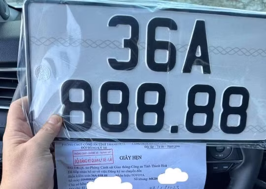 Hình ảnh biển số siêu "VIP" 888.88 được một người đàn ông ở TP Thanh Hóa may mắn bấm được