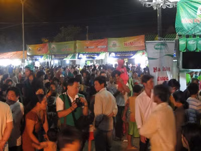 Phiên chợ hàng Việt ở Gành Hào đông đúc