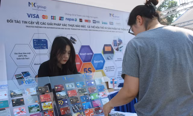 Trải nghiệm công nghệ cá nhân hoá thẻ tại Sóng Fesival