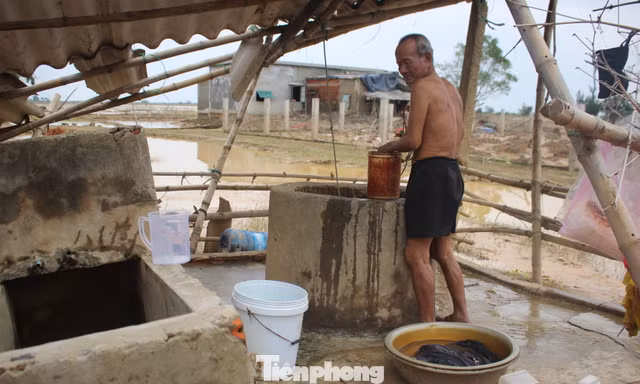 12 ngày không điện, không nước và không cơm của xóm nghèo bị cô lập trong lũ