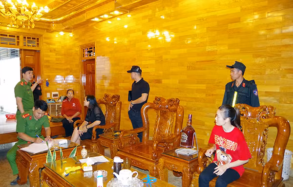 Cơ quan Công an lập biên bản khám xét chỗ ở của đối tượng Hùng Thị Thu Hường (áo đỏ góc phải)