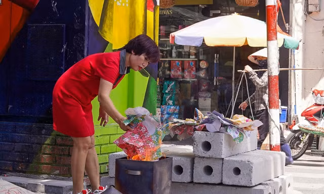 Một người dân vô tư đốt vàng mã dưới trạm biến áp tại nút giao phố Đường Thành - Nguyễn Văn Tố (quận Hoàn Kiếm, Hà Nội).