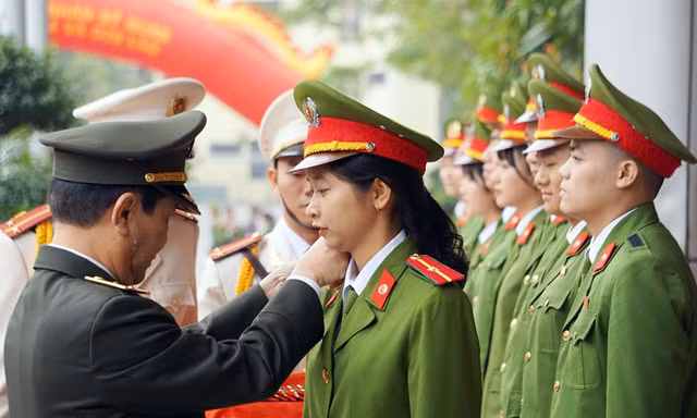 Thứ trưởng Nguyễn Văn Sơn gắn quân hàm cho tân sĩ quan Học viện Cảnh sát.