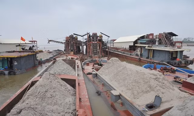 Tàu khai thác cát trái phép trên sông Hồng bị lực lượng chức năng bắt quả tang.