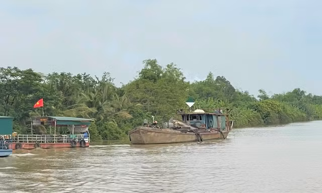 Khai thác cát trái phép, 5 người bị tịch thu tàu, phạt hơn 120 triệu đồng