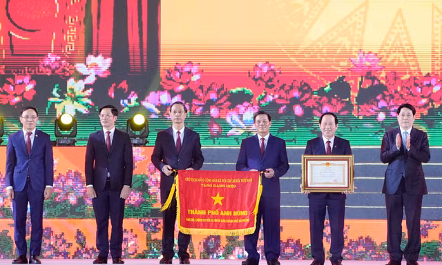 Hải Phòng đón nhận danh hiệu ‘Thành phố Anh hùng’