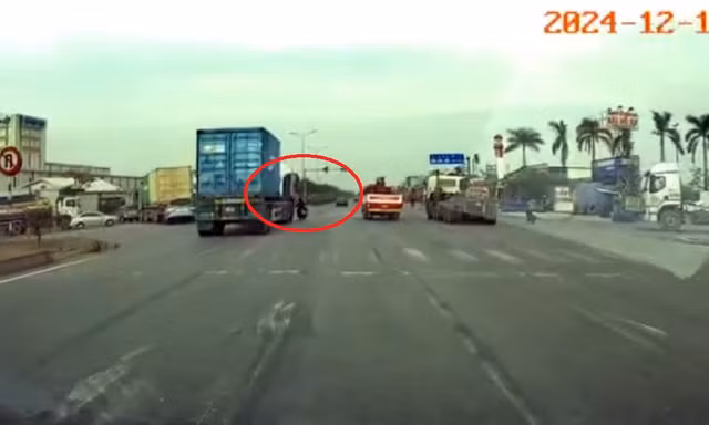 Va chạm với container, 2 mẹ con tử vong 