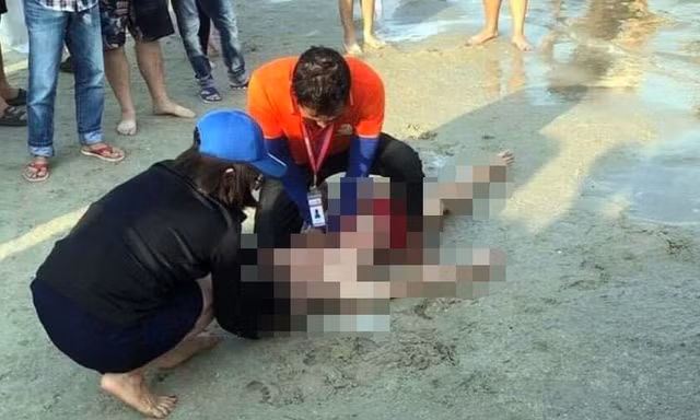 Lực lượng cứu hộ kịp thời đưa một nam sinh lên bờ.