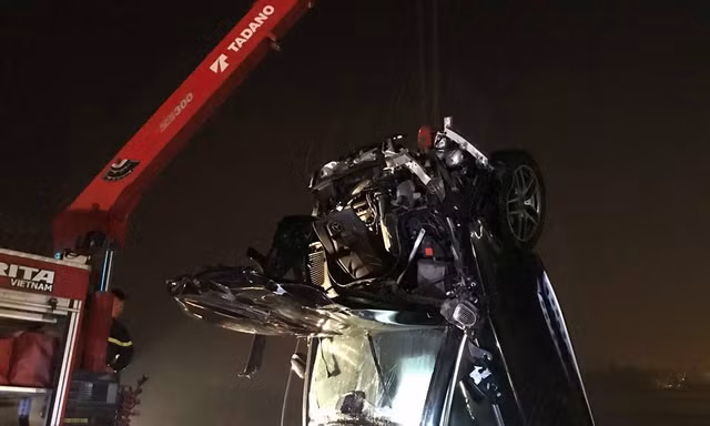 Tìm thấy 2 thi thể trong vụ Mercedes lao xuống sông Hồng