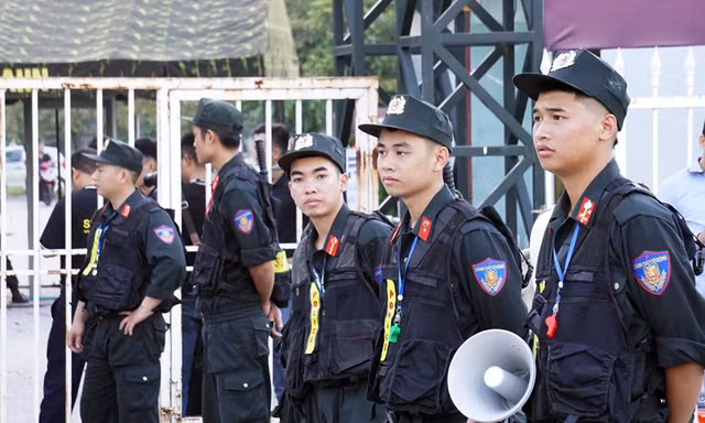 Cảnh sát thắt chặt an ninh tại sân Mỹ Đình trước giờ bóng lăn