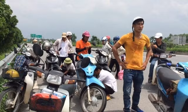 Hàng loạt phương tiện thủng săm do dính đinh.