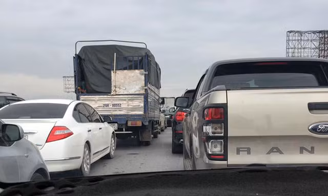 Xe đầu kéo gặp nạn, cao tốc Pháp Vân ùn tắc kinh hoàng
