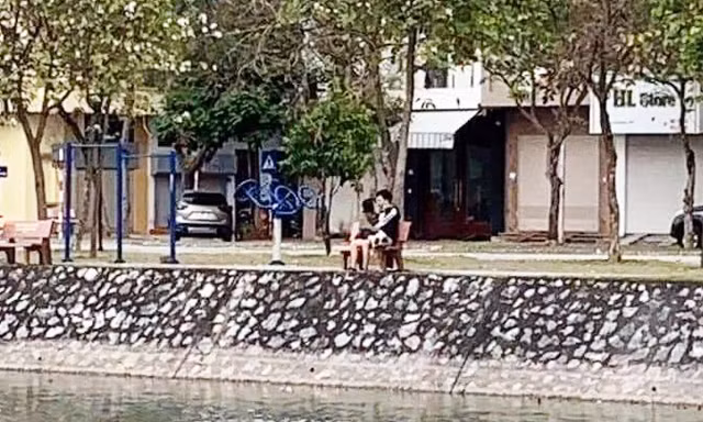 Đôi bạn trẻ tâm sự ngoài công viên giữa lúc Hải Dương giãn cách xã hội toàn tỉnh.