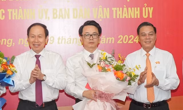 Ông Lê Trí Vũ (giữa ảnh) được bổ nhiệm giữ chức Trưởng Ban Tổ chức Thành ủy Hải Phòng.