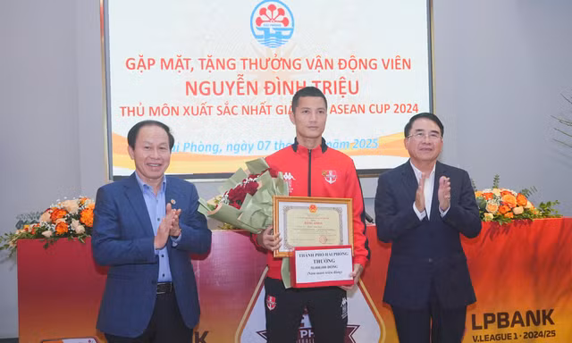 Hải Phòng thưởng thủ môn Đình Triệu hơn nửa tỷ đồng 