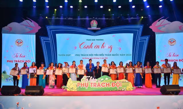 35 thầy cô giáo tiêu biểu nhận giải thưởng 'Cánh én hồng'