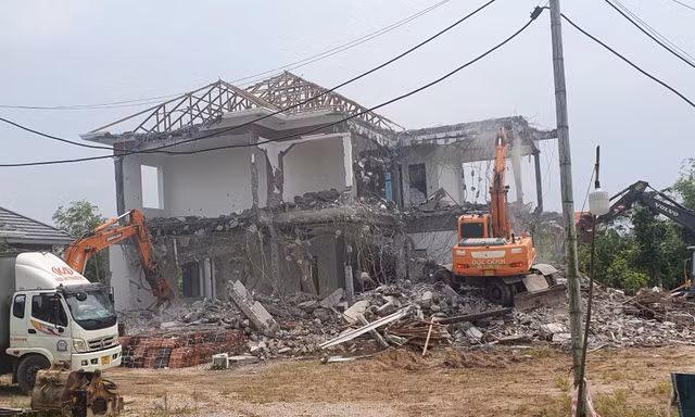 Lực lượng chức năng cưỡng chế, tháo dỡ tòa lâu đài tráng lệ nhất Nông trường Quý Cao.