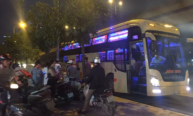 TTGT phạt gần 2.000 lượt ô tô dừng đỗ, đón trả khách sai quy định