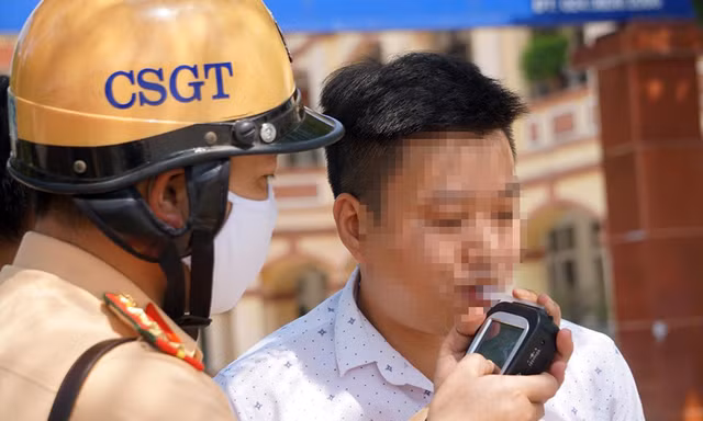 Người dân 5 tỉnh/thành phố bắt đầu có thể nộp phạt vi phạm giao thông tại nhà riêng.