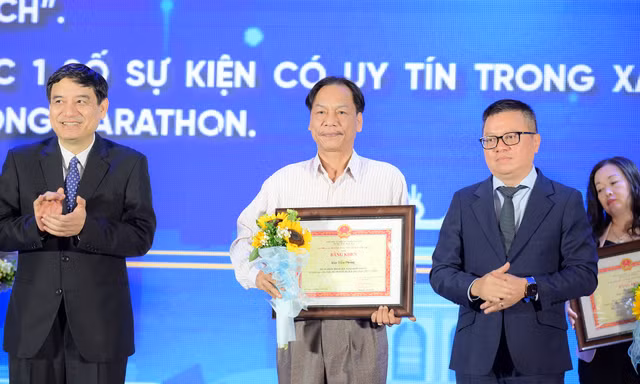 Báo Tiền Phong nhận bằng khen của Bộ Văn hóa Thể thao và Du lịch 