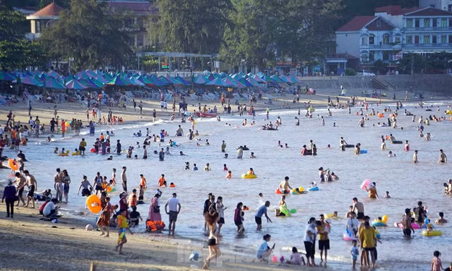 Nắng nóng kéo dài, biển Đồ Sơn chật kín người xuống tắm