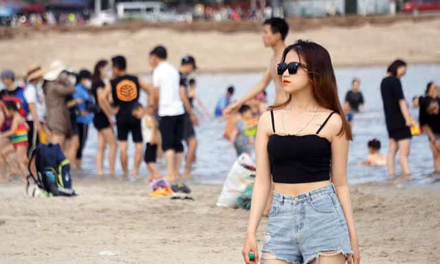 Bãi tắm nhân tạo ở Đồ Sơn kẹt cứng ngày đầu mở cửa