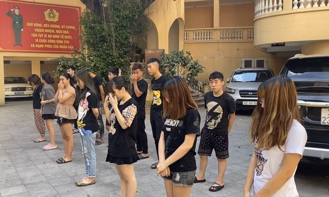 Các đối tượng tại cơ quan công an.