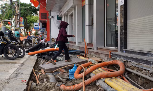 Nhếch nhác vỉa hè phố 'vàng, bạc' trung tâm Hải Phòng