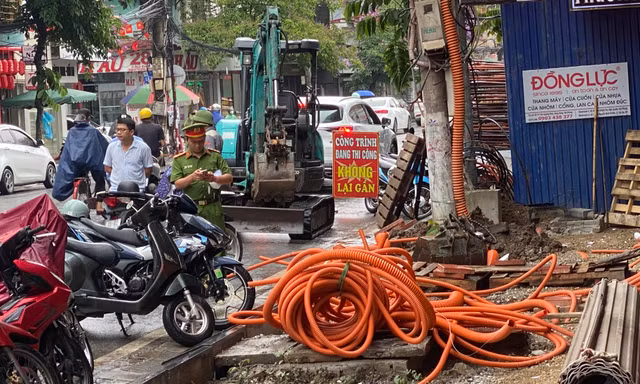 Nhóm công nhân tự ý di dời bốt điện ở phố trung tâm Hải Phòng 