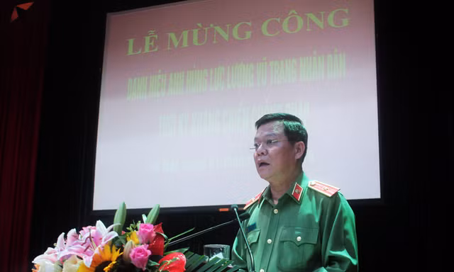 Phó Giám đốc Công an Hà Nội - Thiếu tướng Đào Thanh Hải phát biểu tại lễ mừng công.
