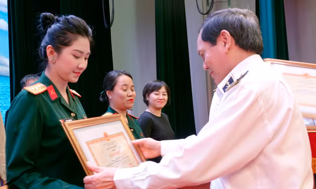 Lãnh đạo Cục Chính trị Hải quân trao bằng khen tặng các cá nhân có thành tích xuất sắc trong công tác tuyên truyền năm 2023.